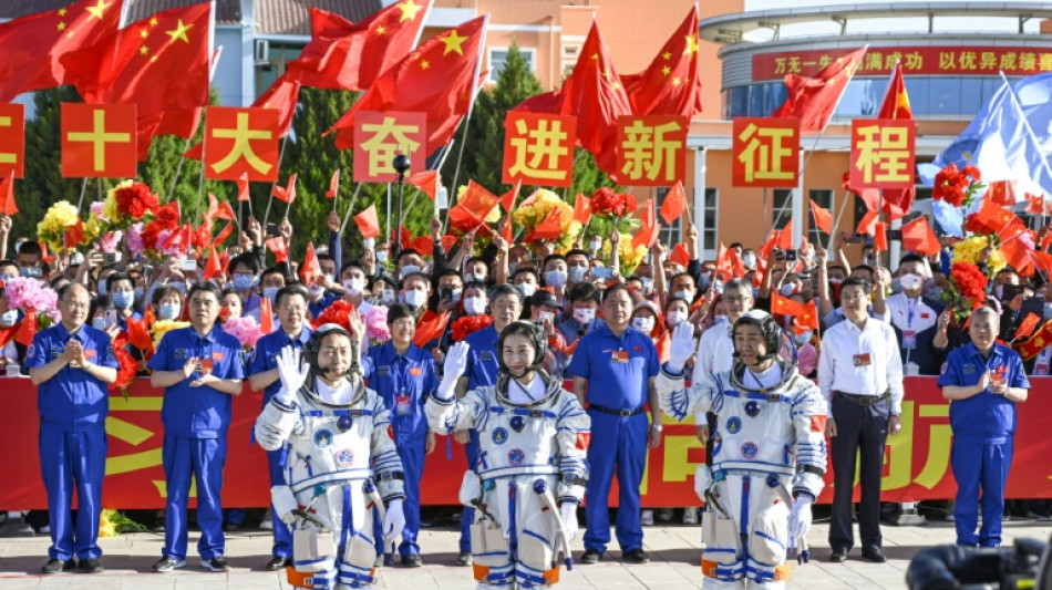 Astronautas de la misión china Shenzhou-14 realizan un paseo espacial