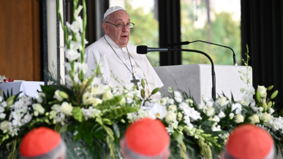 El papa realiza una rápida visita a Fátima ante 200.000 fieles