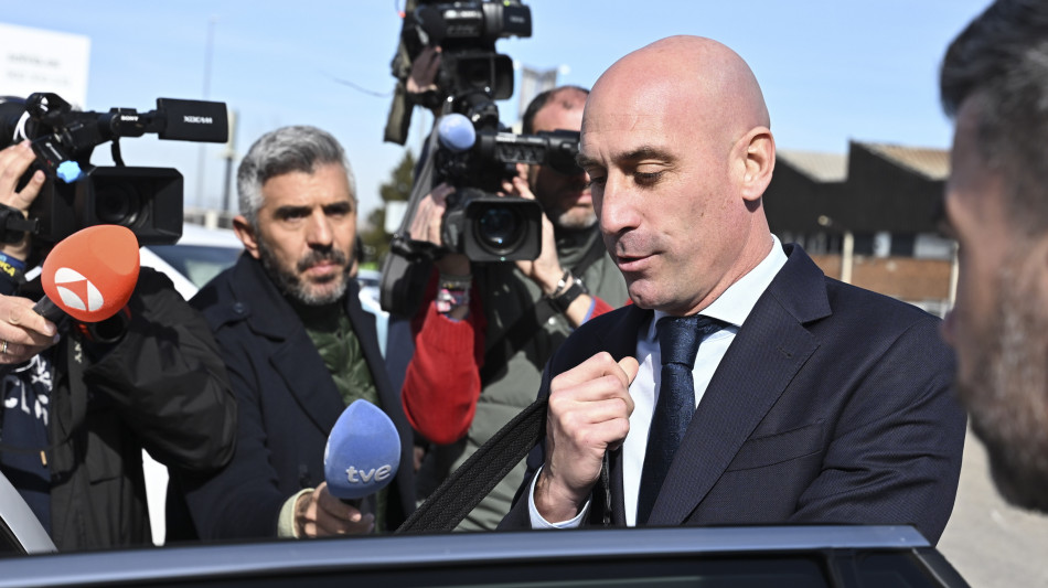 Rubiales condannato a 10.800 euro multa per bacio a Hermoso