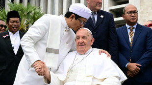 El papa cierra su visita a Yakarta con una misa gigante y pidiendo "diálogo"