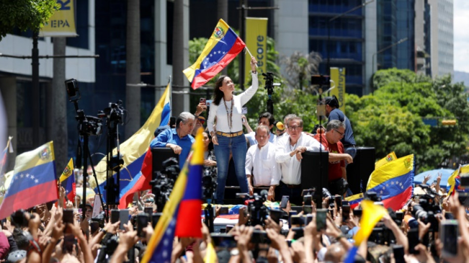 Oposição protesta e Maduro comemora um mês da polêmica eleição na Venezuela