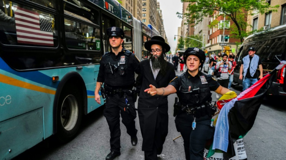 Manifestantes pró-Palestina protestam perto do Met Gala em Nova York