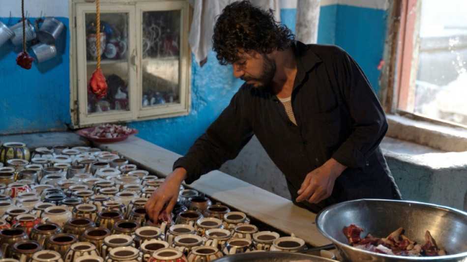 Teteras exhalan olor a cordero en plato tradicional en Afganistán