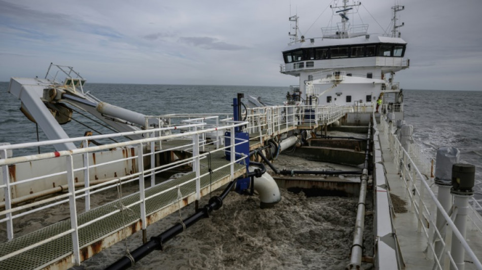 Au large du littoral, l'extraction en eaux troubles du sable marin