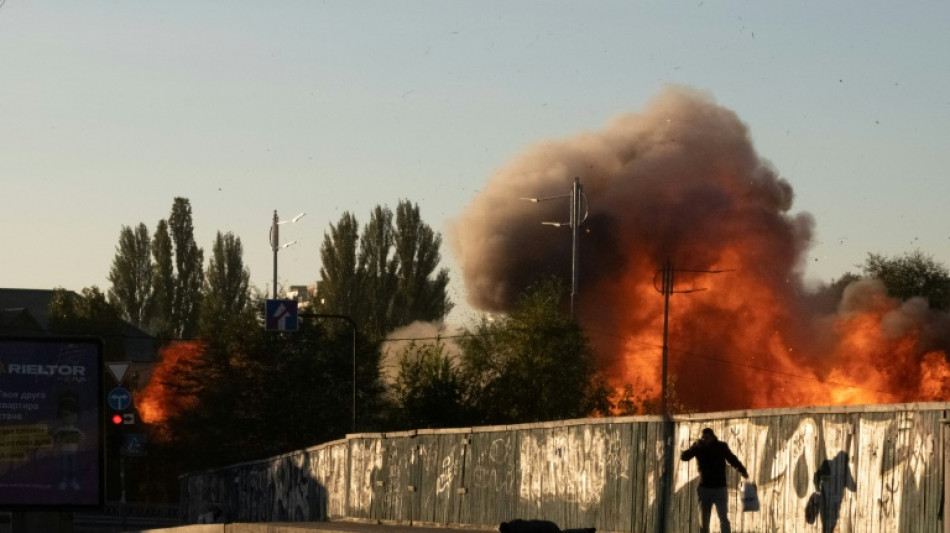 Ukraine: Kiev frappée par des drones kamikazes, un avion militaire russe s'écrase près de la frontière