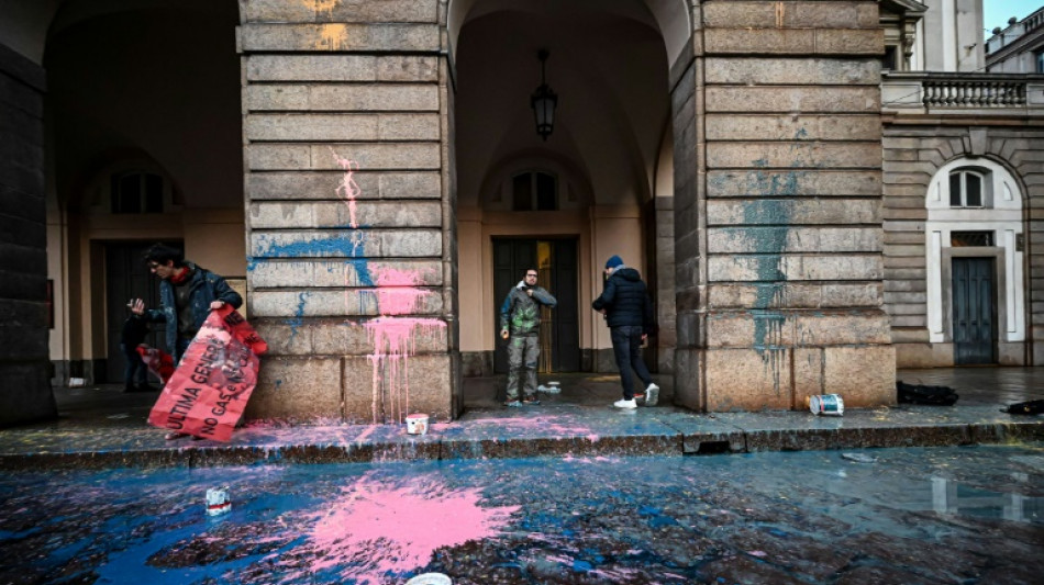 Des militants écologistes aspergent de peinture la Scala de Milan