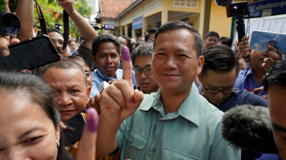 Rei do Camboja nomeia filho de primeiro-ministro como novo chefe de Governo