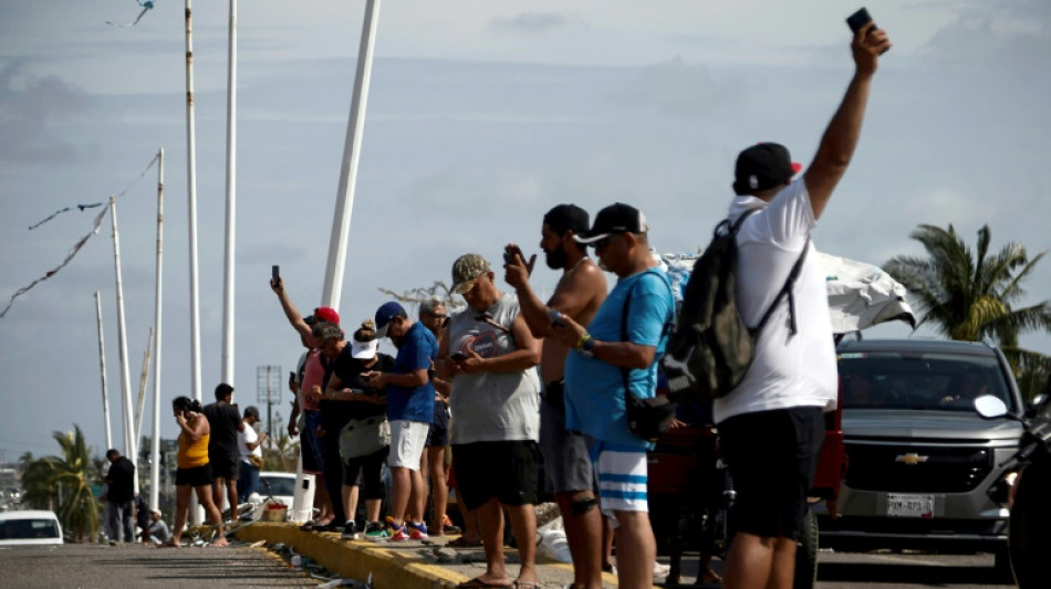 'Estou desesperada': o desafio de se comunicar em uma Acapulco devastada