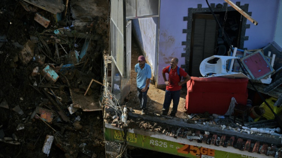 Desesperada búsqueda de desaparecidos en Petrópolis por temporal con más de cien de muertos