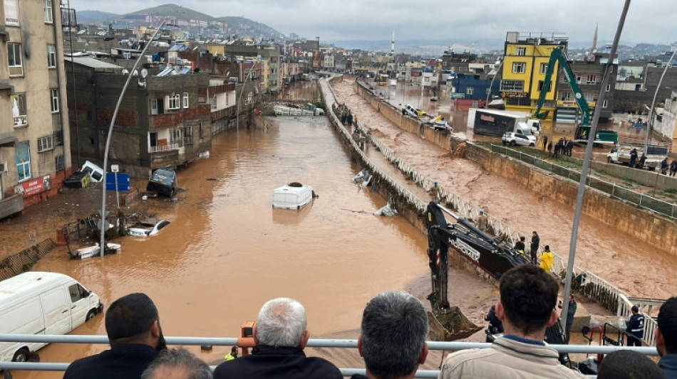 Al menos 13 muertos por inundaciones en la zona del sismo en Turquía