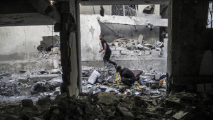 Raid israeliano via terra e aria a Gaza City, 11 morti