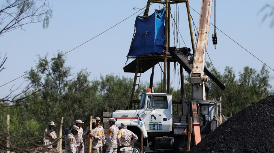 Familiares de mineros atrapados en México conservan la fe en verlos vivos en medio de duro rescate