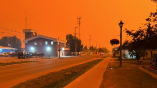 Miles huyen de los incendios en el norte de Canadá