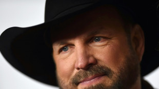 Astro do country Garth Brooks é acusado de estupro