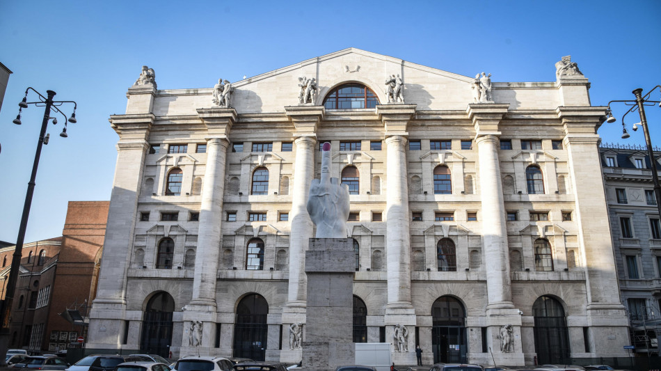 Borsa: Milano in calo con le banche e Fineco, corre Leonardo