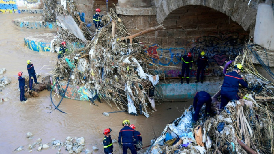 La familia real española realiza una visita sorpresa a la zona afectada por las inundaciones