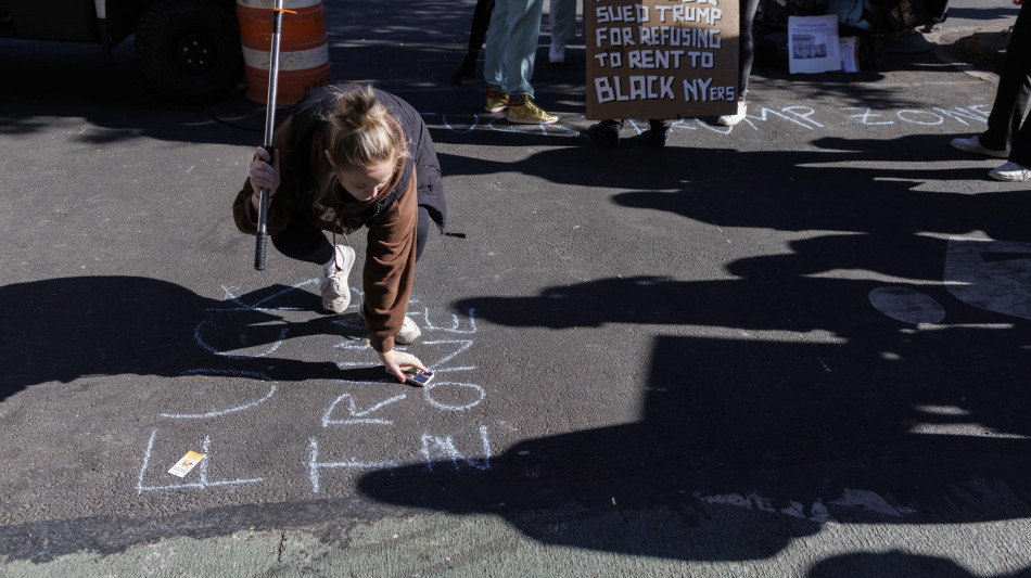 Manifestanti anti-Trump fuori Madison Square Garden, è fascista