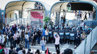 Manifestanti pro Gaza sfondano cancello a Salone del libro