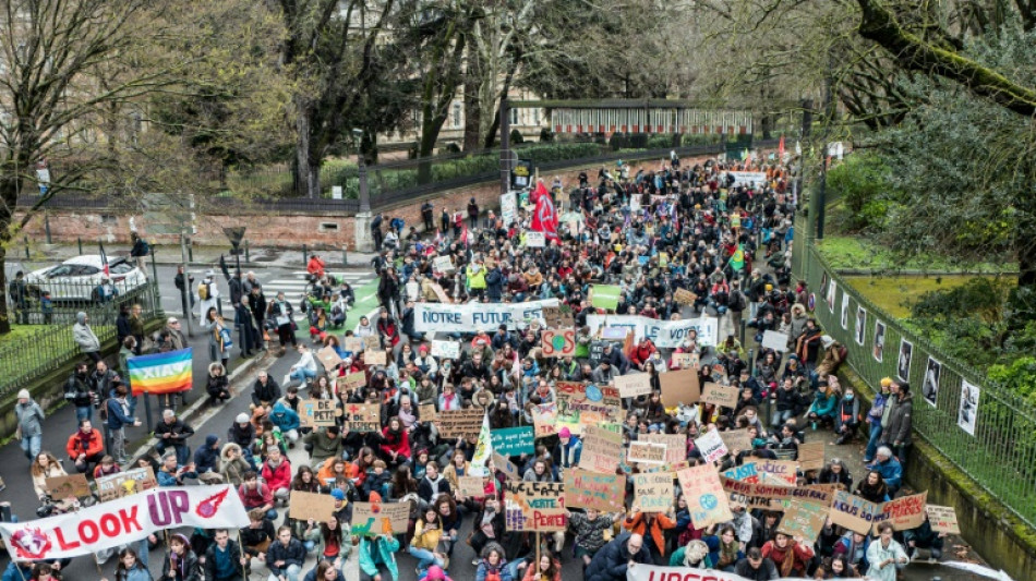 "On en parle quand?": manifestations pour que le climat pèse dans la présidentielle