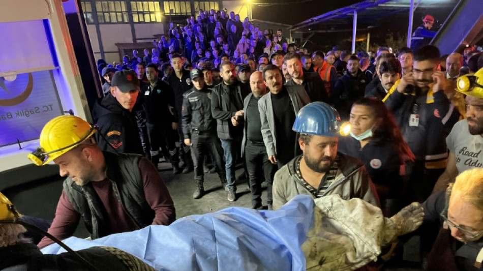 Al menos 28 muertos y decenas de atrapados en explosión en mina de carbón en Turquía