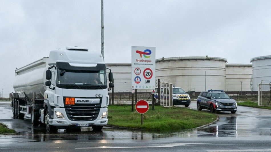 Carburants: le conflit se tend, TotalEnergies ouvre des négociations salariales