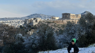 Una nevada en Atenas causa problemas de transporte y cierre de escuelas