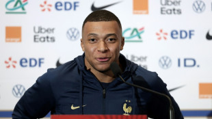 Foot: Mbappé brise le silence en bleu mais élude les questions sur son avenir au PSG