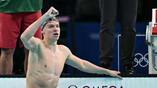 Francês Léon Marchand conquista ouro nos 400m medley e bate recorde olímpico de Phelps