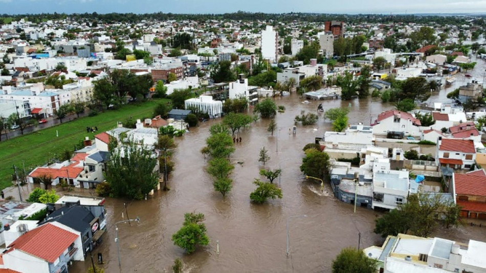 Aumentan a diez los muertos por temporal en ciudad portuaria de Argentina