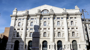 Borsa: Milano in calo con le banche e con Tim