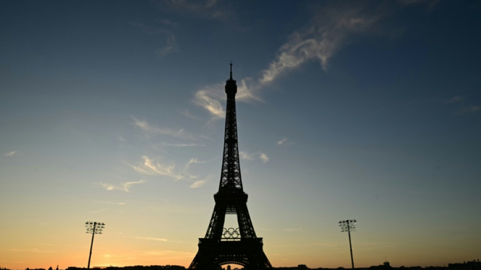 El británico que escaló la Torre Eiffel tendrá que pagar una contribución ciudadana