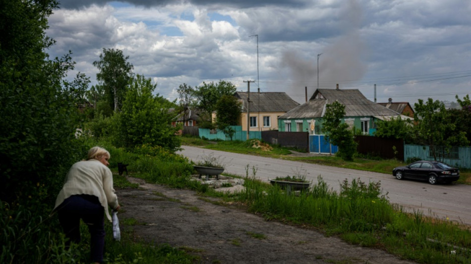 Ukraine: les Russes cherchent à s'emparer d'une ville de l'est, Kiev réclame des armes lourdes