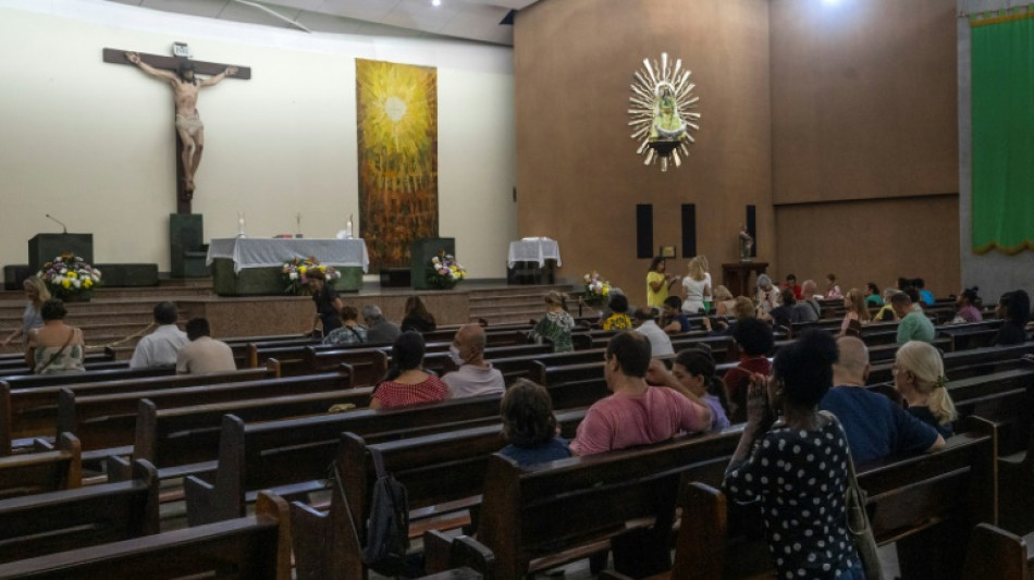 Brésil: À Copacabana, les électeurs dans une église catholique se déchirent 