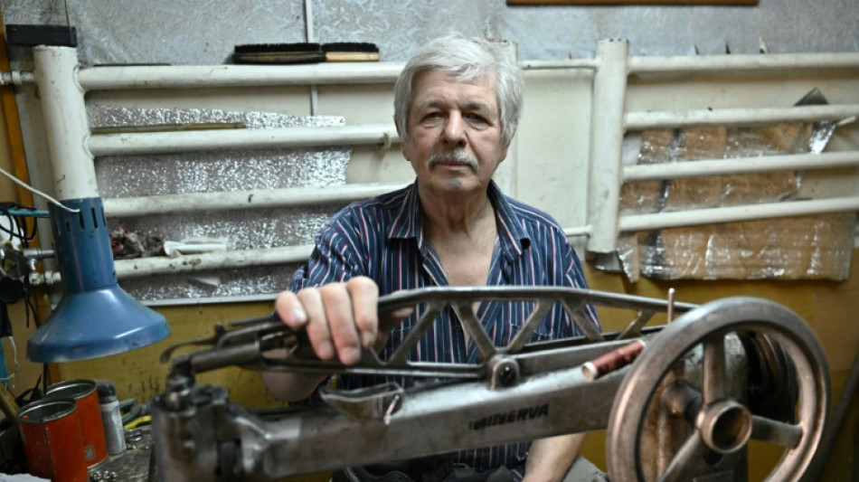 In eastern Ukraine, frontline cobbler fixes soldier boots for free