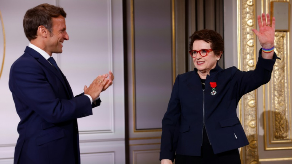 Macron décore Billie Jean King, icône du tennis mondial