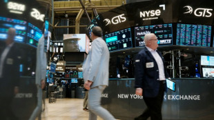 Wall Street termine en baisse, l'emploi séduit mais les salaires inquiètent