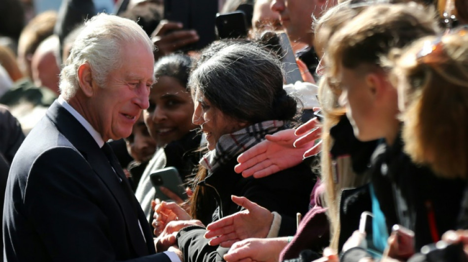 Charles III et William saluent la foule venue s'incliner devant Elizabeth II