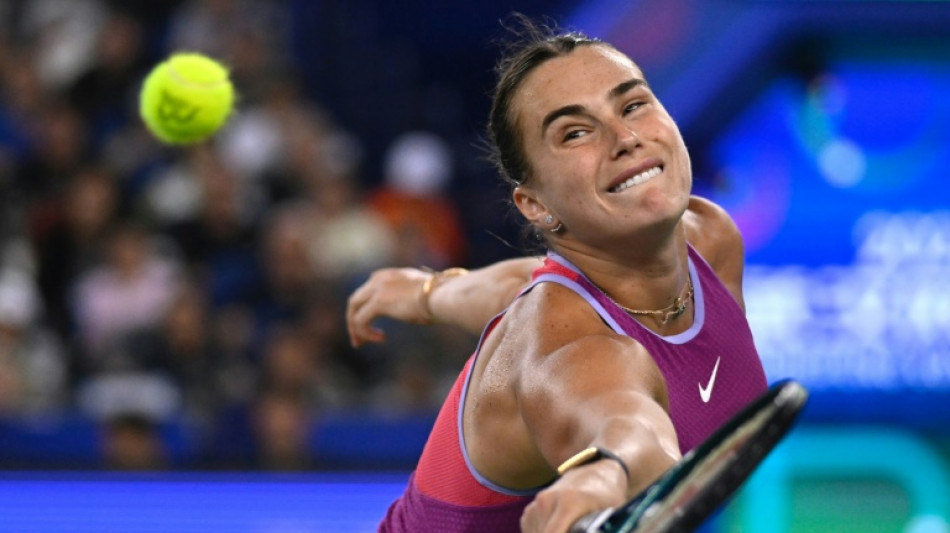 Sabalenka se impone a Zheng en Wuhan y presiona el número 1 de Swiatek