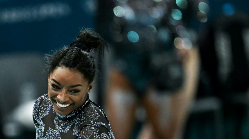 Simone Biles brilha em estreia nos Jogos de Paris, apesar de problema físico