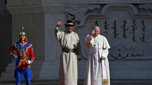 El papa se encuentra con la diminuta comunidad católica de Mongolia