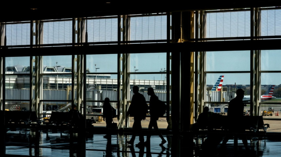 Jueza de EEUU deroga viajar con mascarilla; aerolíneas dejarán de exigirla