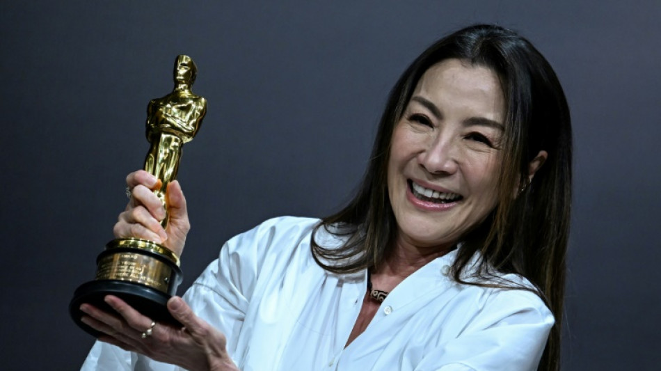 Oscarizada Michelle Yeoh insta a mujeres a no dejarse "encasillar"