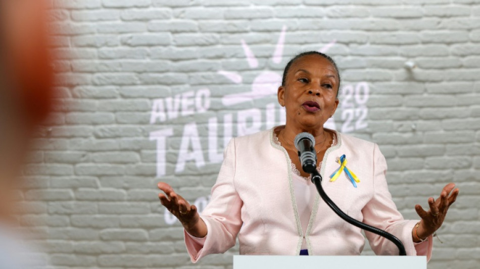 Présidentielle: Taubira se retire, Macron toujours concentré sur l'Ukraine