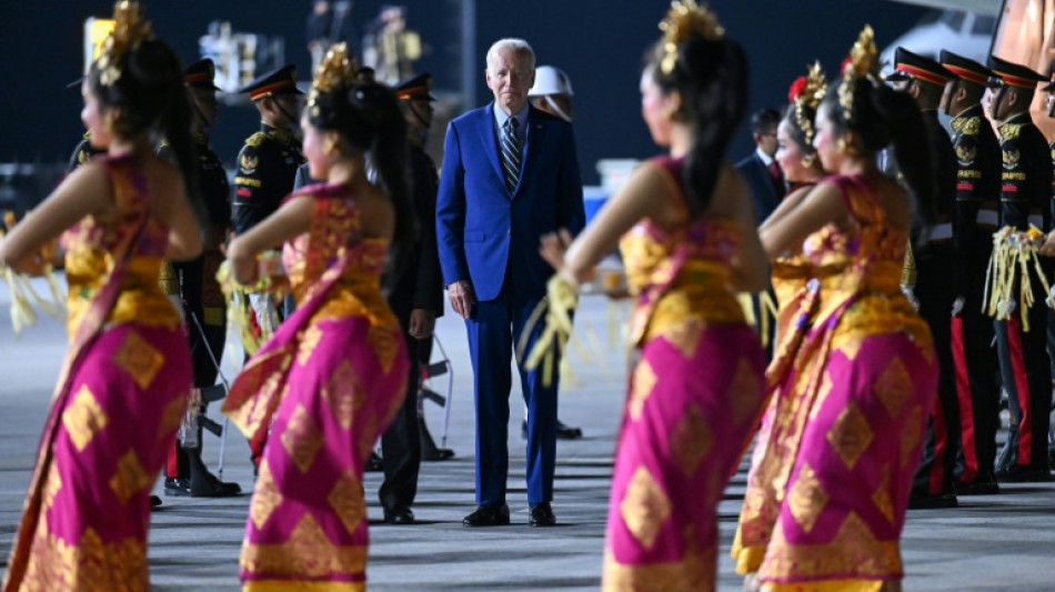 "Beach boy" Biden s'épanouit dans la nonchalance de Bali