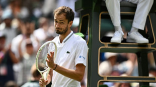 Medvedev avança às quartas de Wimbledon após abandono de Lehecka