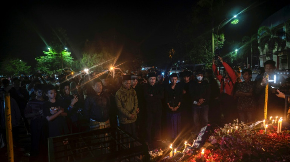 Al menos 32 niños entre los 125 fallecidos en la estampida del estadio de fútbol en Indonesia