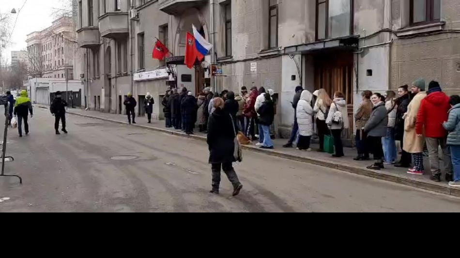 Lunghe file alle 12 in alcuni seggi elettorali a Mosca