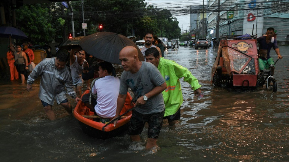 Un tifón inunda las calles de la capital de Filipinas y amenaza Taiwán