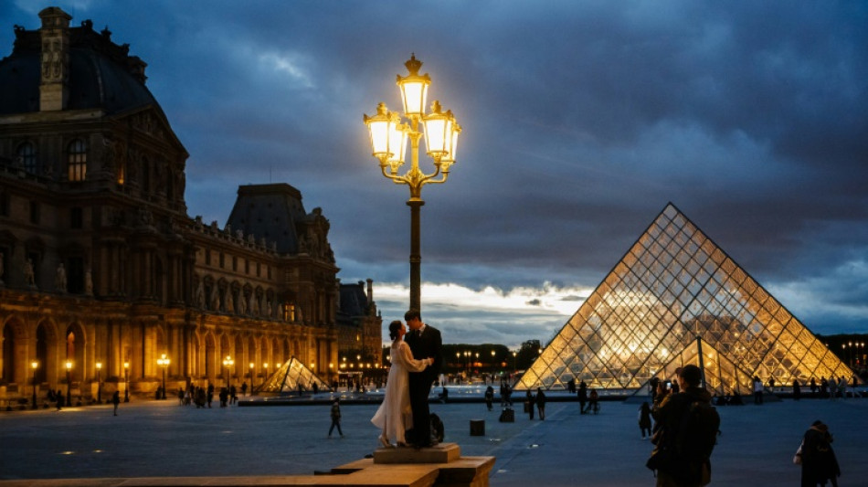 Au Louvre, les touristes pas refroidis par la hausse du prix du billet