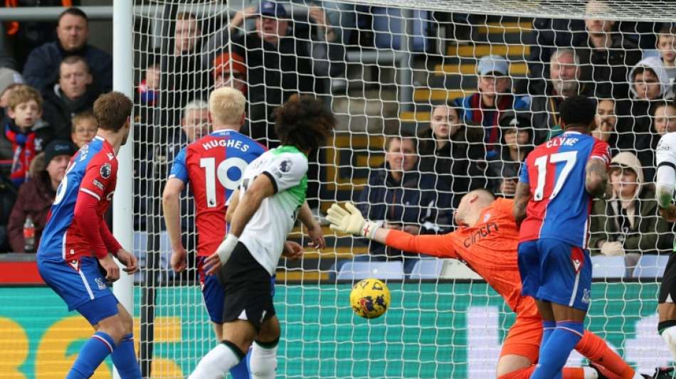 Liverpool vence de virada em visita ao Crystal Palace (2-1) e é líder provisório do Inglês